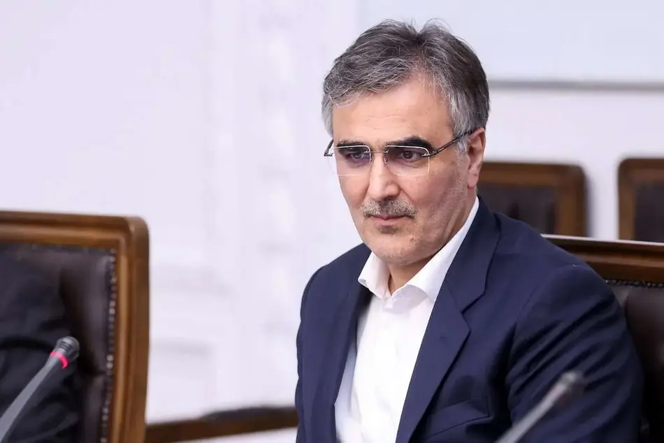 فرزین: پیش‌فروش ارز در دستور کار بانک‌ مرکزی است