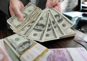 افزایش قیمت جهانی طلا و نگرانی‌های داخلی؛ ریشه نوسانات دلار چیست؟