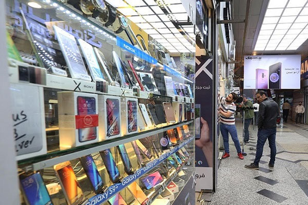 فعالان صنعت موبایل با قوانین پیچیده دست و پنجه نرم می‌کنند