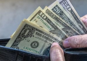 آخرین قیمت دلار در بازار/ راه‌حل کنترل قیمت‌ها چیست؟