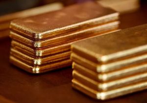 قیمت طلا از اوج ۳ ماهه عقب‌ نشست